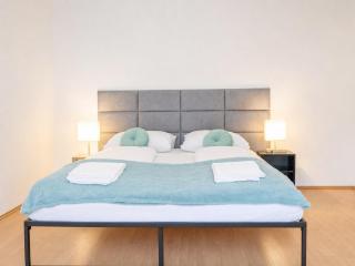 Spacious Two Bedroom Apartment Near Stadthalle - 1
