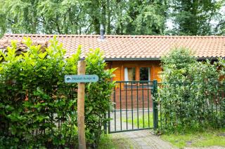 Huisdiervriendelijk houten huisje in het groen - 9