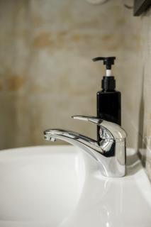 F10 Room 2, Private Room two single beds shared bathroom in shared Flat - 1