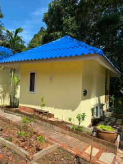 Jungle Breeze Bungalow, Fast WiFi, Quiet Retreat - 0