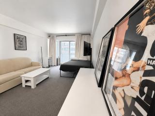 Bright Downtown Studio with Balcony And City View - 0
