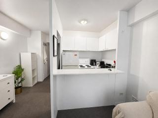 Bright Downtown Studio with Balcony And City View - 8