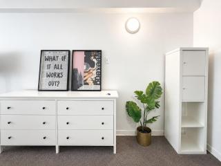 Bright Downtown Studio with Balcony And City View - 7