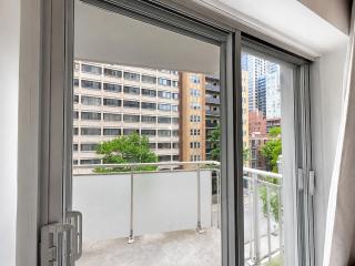 Bright Downtown Studio with Balcony And City View - 6