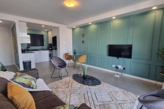 Accommodation Front - Prestigious 2 Sleeper Apartment with Harbour Views - 8
