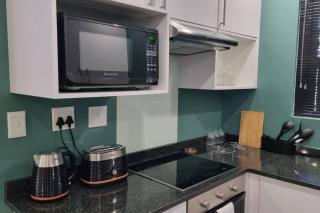 Accommodation Front - Prestigious 2 Sleeper Apartment with Harbour Views - 7