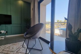 Accommodation Front - Prestigious 2 Sleeper Apartment with Harbour Views - 2