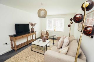 Huge 6BR Detached House with Smart TV in Each Room - 8