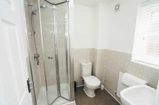 Huge 6BR Detached House with Smart TV in Each Room - 4
