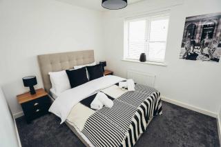 Huge 6BR Detached House with Smart TV in Each Room - 2