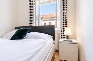 Modern Three Bedroom Apartment Close to Stadthalle - 3