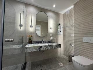 Sv Stefan Bay Lakefront Luxury Apartment - 7