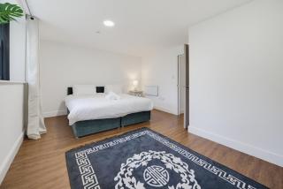 Modern and Spacious 3 Bedroom Apartment in Cardiff Bay! - 9