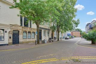 Modern and Spacious 3 Bedroom Apartment in Cardiff Bay! - 7