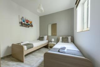 F8 Room 2, Private Room two single beds shared bathroom in shared Flat - Msida - 5