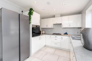 Spacious House 8 Beds with Baths Driveway - 1