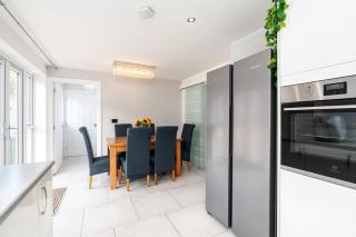 4 Bedroom House with 8 Beds, Driveway and Garden in Catcliffe - 4