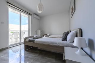 F7 Room 3, Private Bedroom two single beds shared bathroom in shared Flat - 0