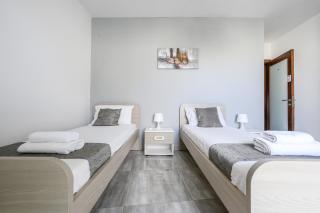 F7 Room 3, Private Bedroom two single beds shared bathroom in shared Flat - 1