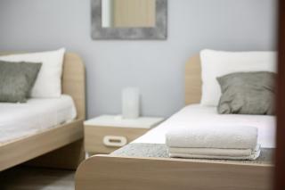 F7 Room 2, Private Bedroom two single beds shared bathroom in shared Flat - 7