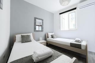 F7 Room 2, Private Bedroom two single beds shared bathroom in shared Flat - 0