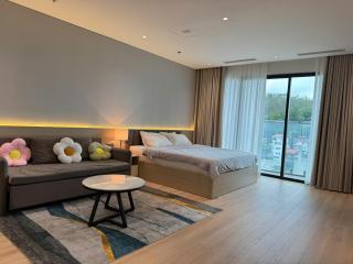 High-rise apartment with ocean view at The Holiday Ha Long - 3