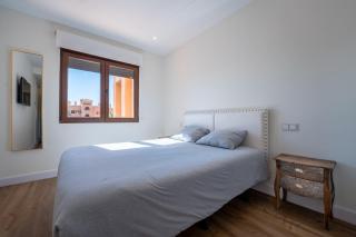 Deluxe 2-bedroom apartment with superb golf views & pool - 4