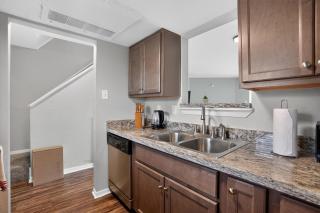 Regency Place Bright Two-Bedroom Home - 7