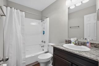 Regency Place Bright Two-Bedroom Home - 4