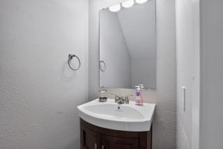 Regency Place Bright Two-Bedroom Home - 3