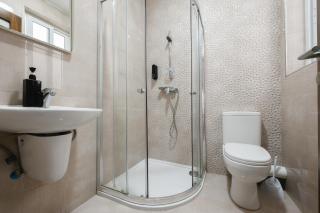 F7 Room 1, Private Double room with private bathroom in shared Flat - 8
