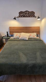 Bright and Cozy City Center Apartment - 6