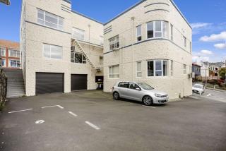 The Deco View- Warm Art Deco Apartment with Garage - 5