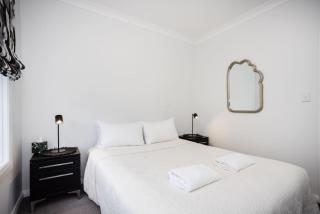 The Deco View- Warm Art Deco Apartment with Garage - 2