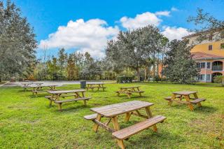 Modern Orlando condo with pool, balcony views, and Disney shuttle - 4