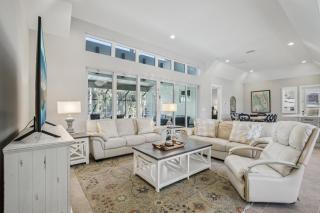 Private Heated Pool & Hot Tub- Steps to St Armands Circle & Walk to Lido Beach! - 9