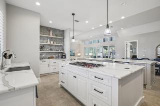 Private Heated Pool & Hot Tub- Steps to St Armands Circle & Walk to Lido Beach! - 8