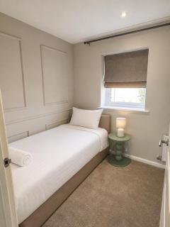 Contemporary 4-bedroom sanctuary - 7