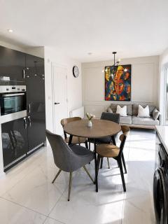 Contemporary 4-bedroom sanctuary - 4