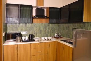 2 BHK Flat with Balcony Fleezio Stays Sec 42 Golf Course Rd - 4