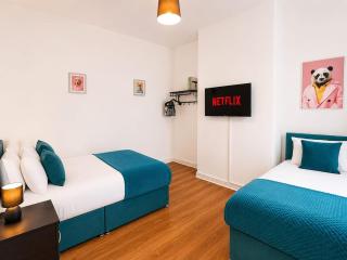 Stoneway Manor - Stunning Flat, Walk to City Centre, Free Parking - 0