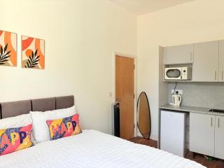 Studio6, ensuite, kitchenete ,Parking, Special Discounts, Contractors, NHS, Families - 8