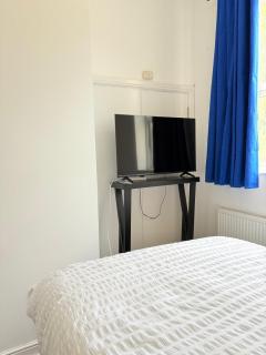 Studio6, ensuite, kitchenete ,Parking, Special Discounts, Contractors, NHS, Families - 4