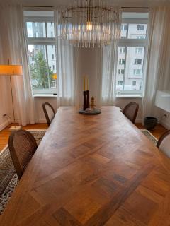 Großzügige Altbauwohnung mit Balkon - 2