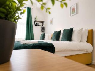 Stoneway Villa - Free Parking, Netflix, Near Centre - 3