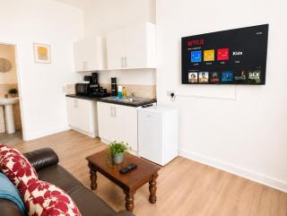 Stoneway Villa - Free Parking, Netflix, Near Centre - 6
