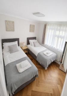 Spacious 6BR Home, Contrac Stay, 3-Car Parking - 7