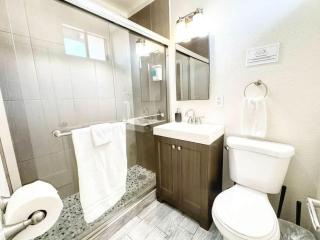 Modern Stay Near Downtown & Naval Base - 4