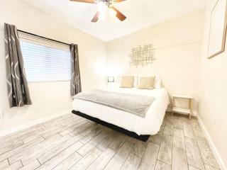 Modern Stay Near Downtown & Naval Base - 3