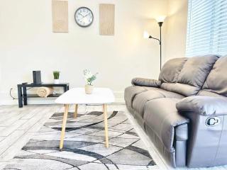 Modern Stay Near Downtown & Naval Base - 5